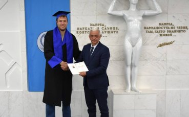 Александър Везенков вече е магистър
