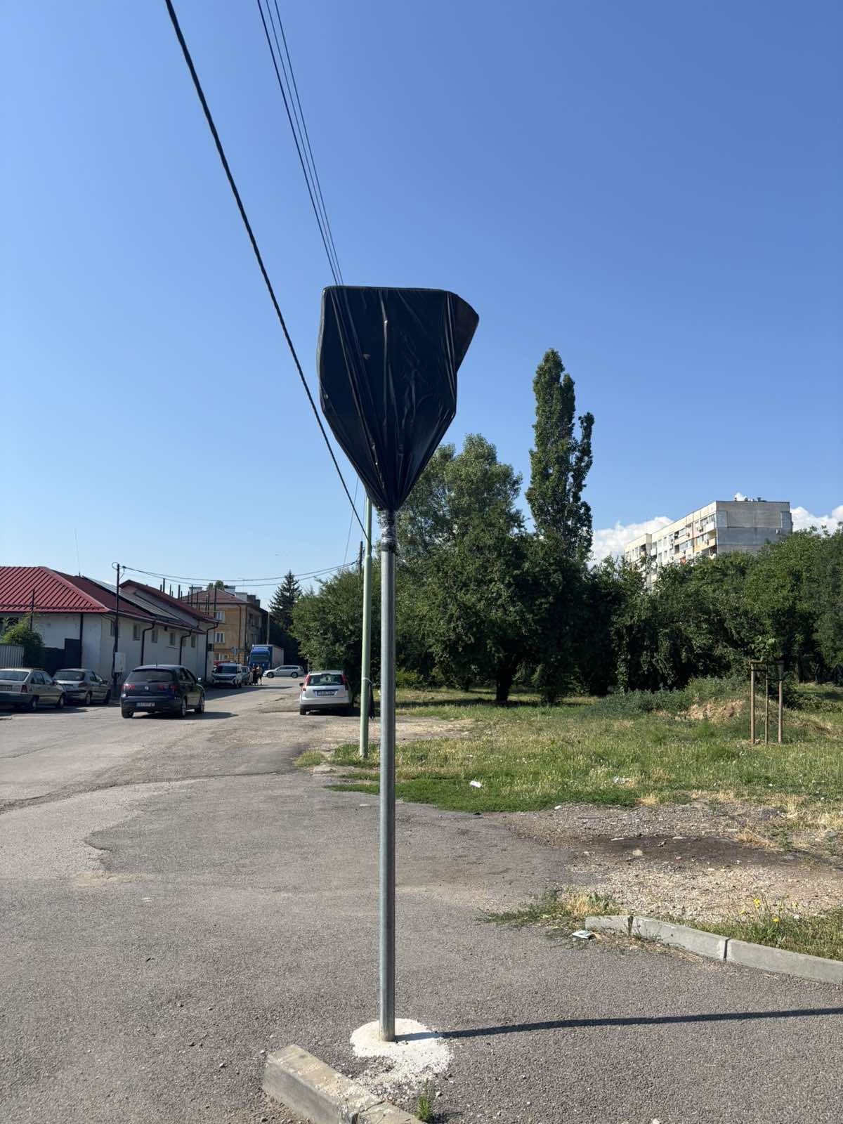 <p>От няколко месеца улици в столичния квартал &bdquo;Слатина&ldquo; са реорганизирани като еднопосочни. Поставени са и пътни знаци, показващи посоката на движение. Пътищата в междублоковите пространства са тесни, а заради паркиралите коли разминаването на превозните средства е изключително трудно.</p>
