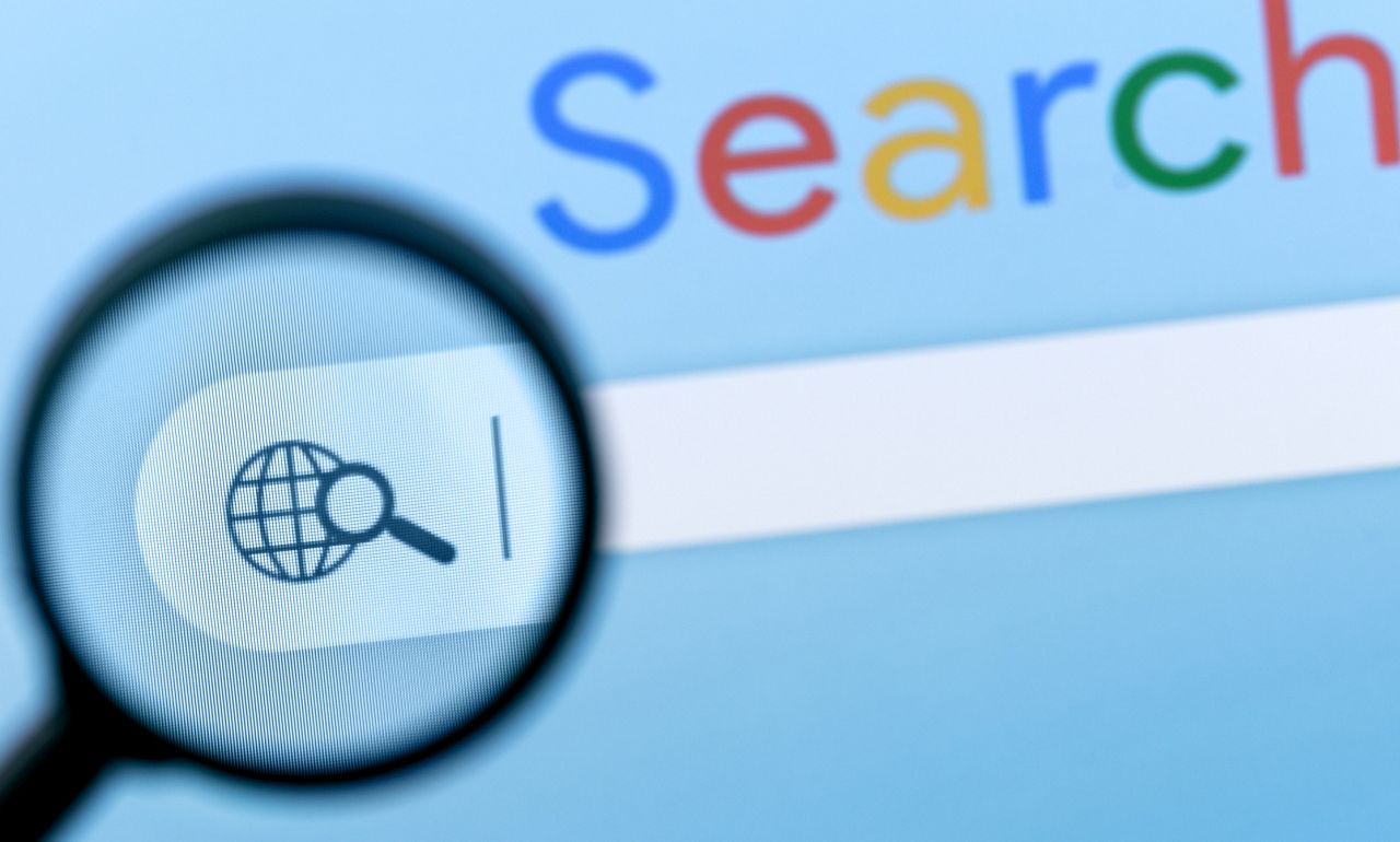 Скучно ви е в офиса? 9 скрити трика в Google, за които вероятно не знаете