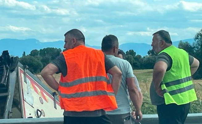 Микробус се преобърна на АМ „Тракия“