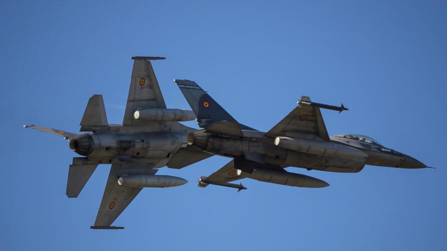 Изтребители Ф-16 на румънските Военновъздушни сили в небето над Букурещ