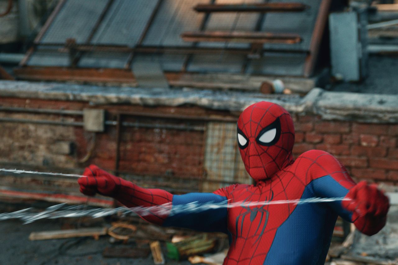 <p>Новият филм от поредицата на Marvel връща Питър Паркър обратно на улиците на Ню Йорк след събитията от &bdquo;Без път към дома&ldquo;. Разгледайте ексклузивните кадри от &bdquo;Спайдър-Мен: Нов ден&ldquo;, които загатват за по-зрялата атмосфера, драматичните обрати в живота на героя и зрелищните актьорски превъплъщения, оценени от критиката като най-доброто за Човека-паяк от десетилетия насам.</p>