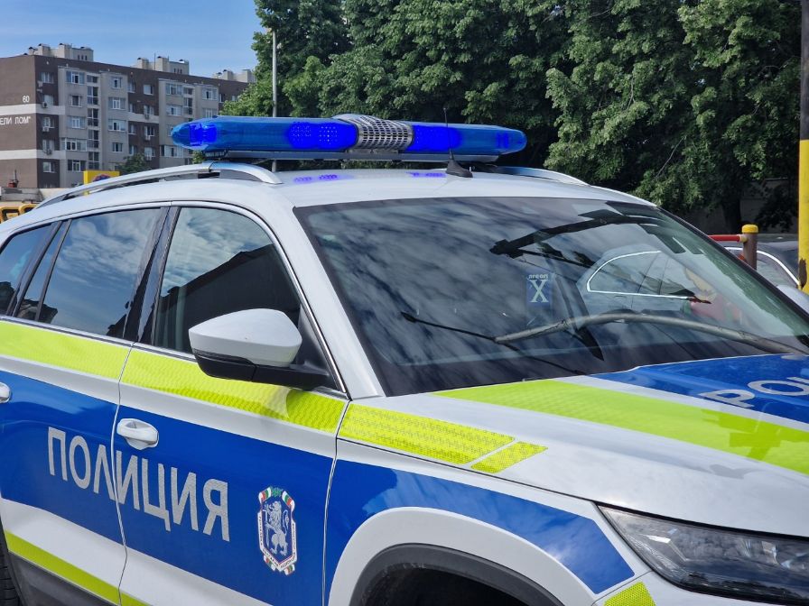 Кола блъсна възрастна жена на пешеходна пътека в Разград