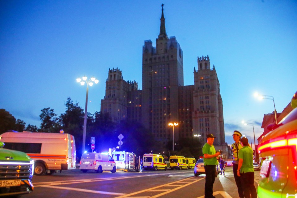 <p>Трима души загинаха, а 21 са ранени при взрив пред луксозен ресторант в центъра на руската столица. Бомбата е била носена от жена, която направила опит да влезе в заведението по време на провеждането на частно събитие.</p>