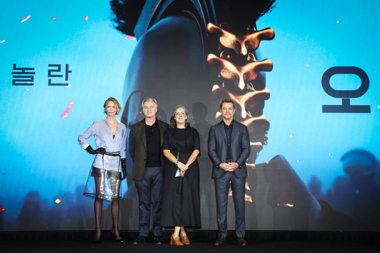 <p>Шарлиз Терон зашемети публиката в Сеул с провокативна визия на Tom Ford, вдъхновена от героинята ѝ Калипсо в епоса &bdquo;Одисея&ldquo;.</p>