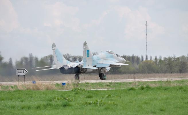 Украински изтребител се запали, докато удряше руски позиции