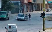 Брутална агресия на пътя: Мъж удари жена, тя падна под автомобила