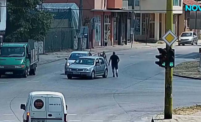 Брутална агресия на пътя: Мъж удари жена, тя падна под автомобила