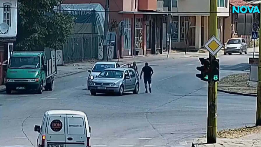 Брутална агресия на пътя: Мъж удари жена, тя падна под автомобила