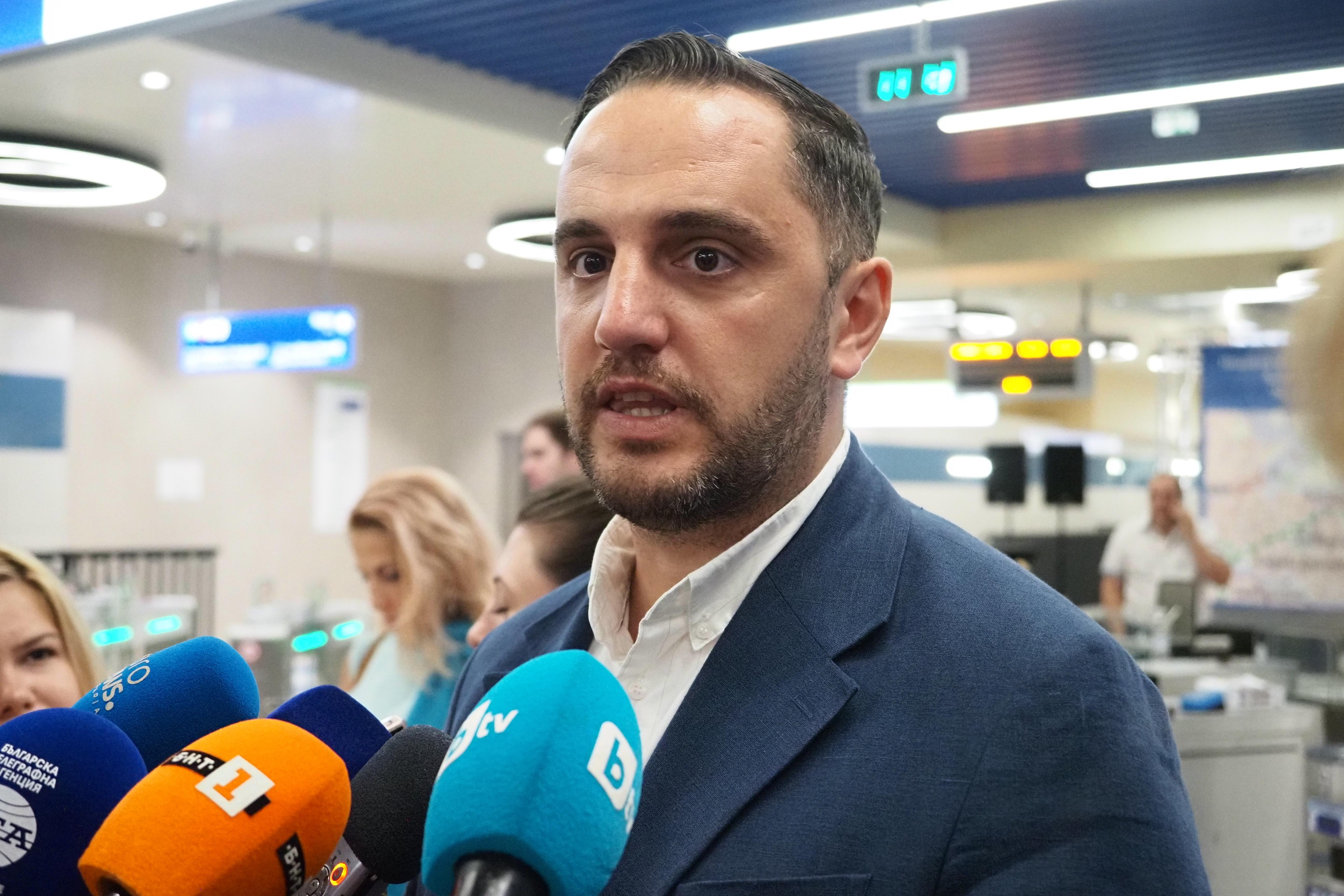 <p>Софийското метро се разширява с още близо 3 километра. От днес, 14 август, влаковете по линия 3 вече превозват пътници по новия участък от станция &bdquo;Хаджи Димитър&ldquo; до кв. &bdquo;Левски Г&ldquo;</p>