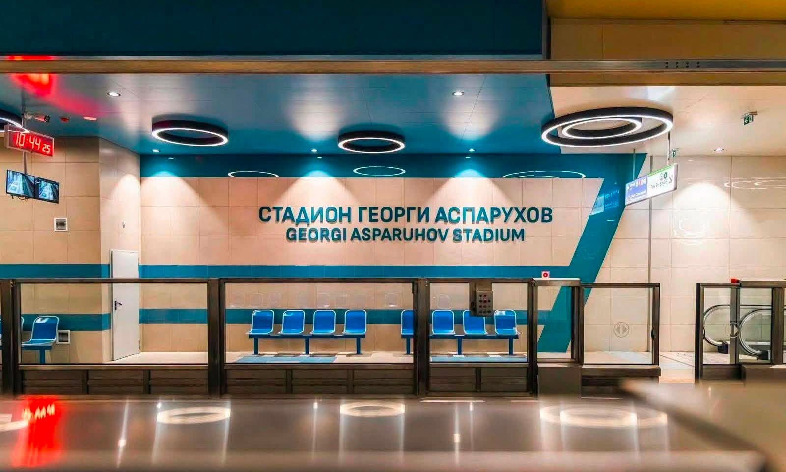Броени дни след откриването: Новата метростанция „Ген. Владимир Вазов“ осъмна с потрошен навес