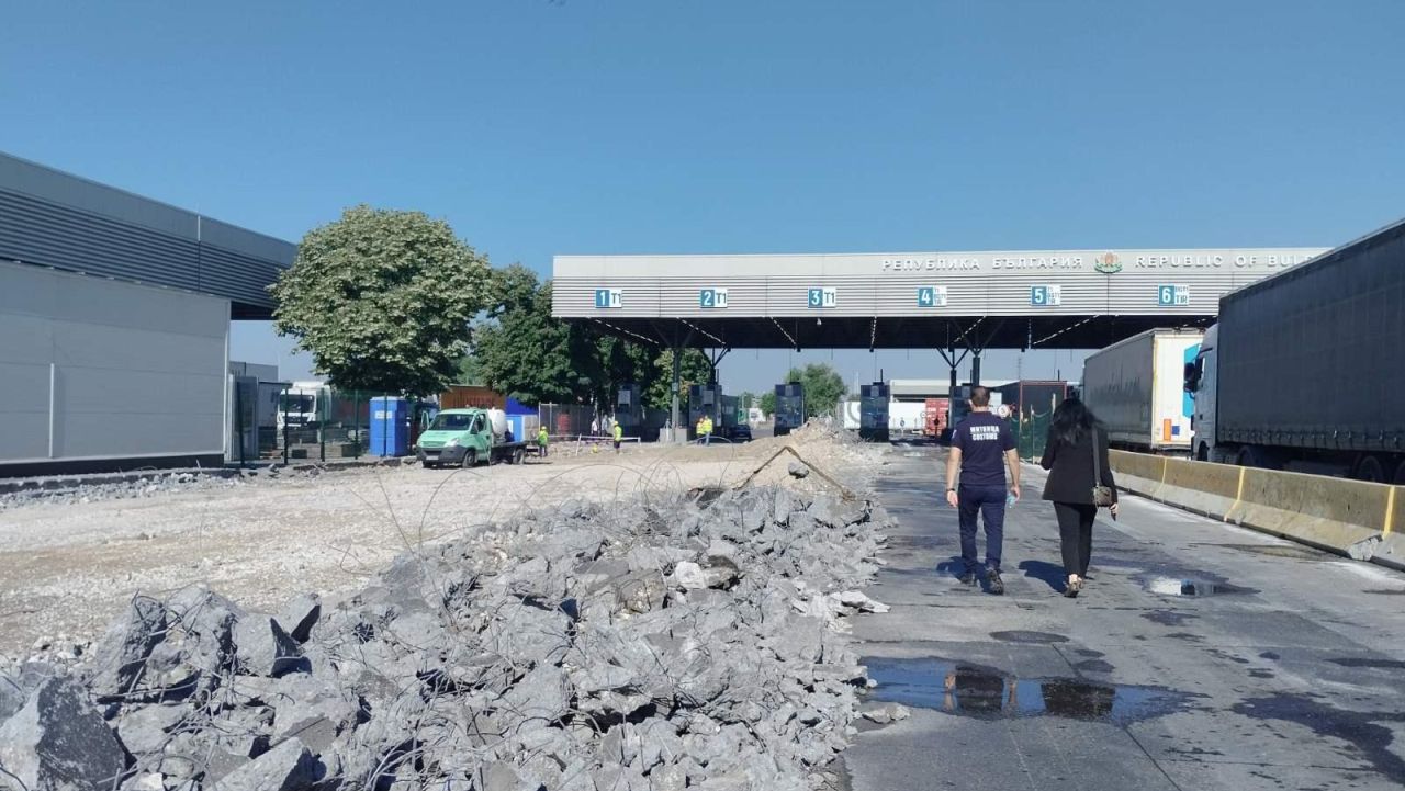 Удар на границата: Намериха 45 бойни пистолета сред смокини в камион от Турция