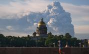 Дим се издига след украинска атака с дрон срещу склад на компанията „Уайлдберис“ в Санкт Петербург