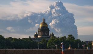Дим се издига след украинска атака с дрон срещу склад на компанията „Уайлдберис“ в Санкт Петербург