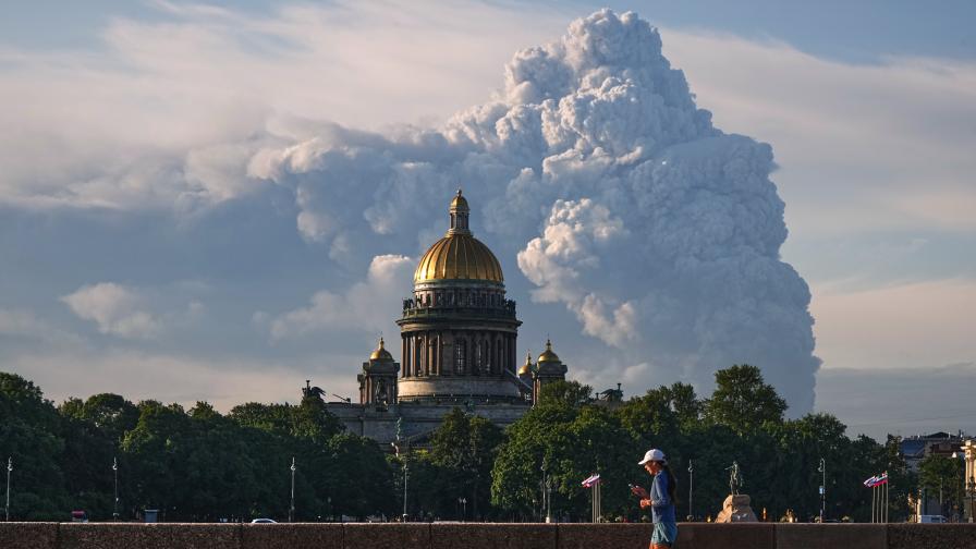 Дим се издига след украинска атака с дрон срещу склад на компанията „Уайлдберис“ в Санкт Петербург