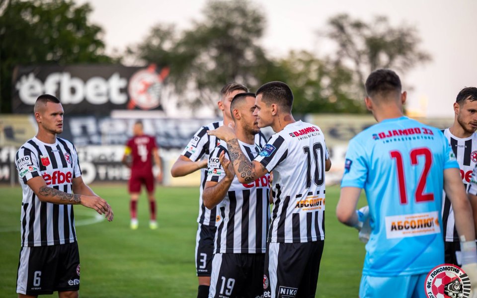 НА ЖИВО: Локомотив ГО 0:0 Етър, 