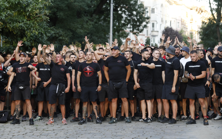 СНИМКИ: Шествието на „червените“ фенове преди мача с ОФИ Крит