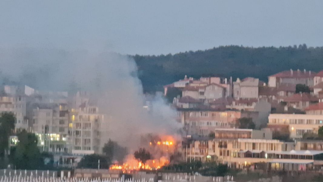 <p>Пожар изпепели крайбрежен ресторант в Созопол.</p>