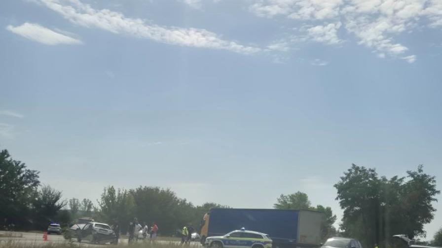 Тежка катастрофа затруднява движението по пътя София - Варна край Кесарево