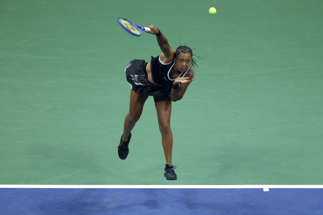 <p>Четирикратната шампионка от Големия шлем шокира феновете на US Open с роба от вестникарски заглавия и екип в стил Алън Айвърсън. Японката премина през труден мач срещу Захарова и обеща още модни изненади в следващия кръг.</p>
