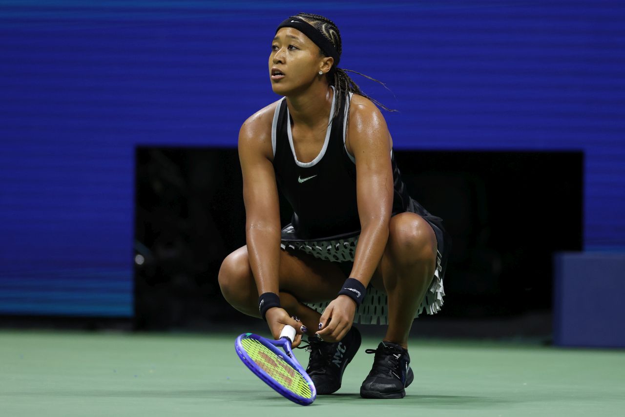 <p>Четирикратната шампионка от Големия шлем шокира феновете на US Open с роба от вестникарски заглавия и екип в стил Алън Айвърсън. Японката премина през труден мач срещу Захарова и обеща още модни изненади в следващия кръг.</p>