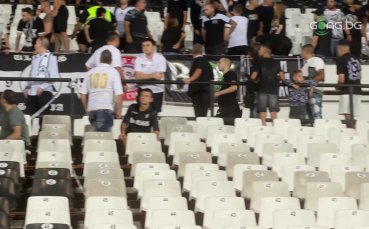 Напрежение! Стюард се радва на головете на Левски - подгониха го, полетяха седалки (видео)