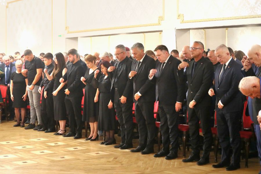 <p>Сърбия се сбогува с Ратко Младич.</p>