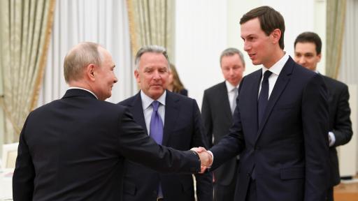 Руският президент Владимир Путин се ръкува с американския пратеник Джаред Къшнър. На снимката е още и другият американски емисар Стиф Уиткоф