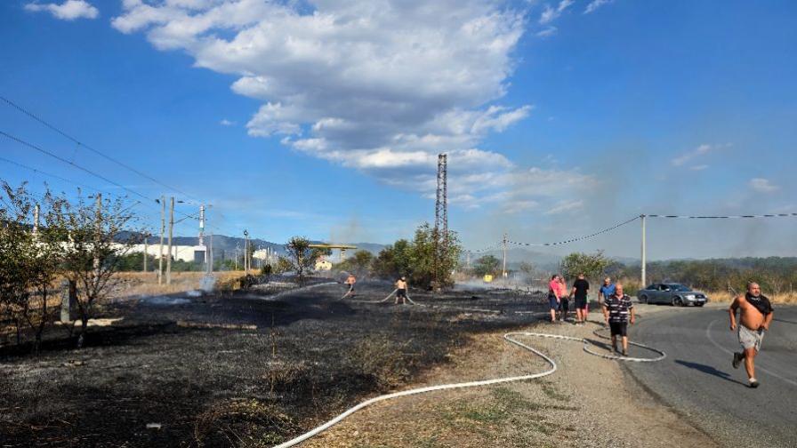 Пожари пламнаха на няколко места в страната