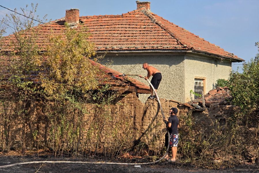<p>Пожари пламнаха на няколко места в страната.</p>