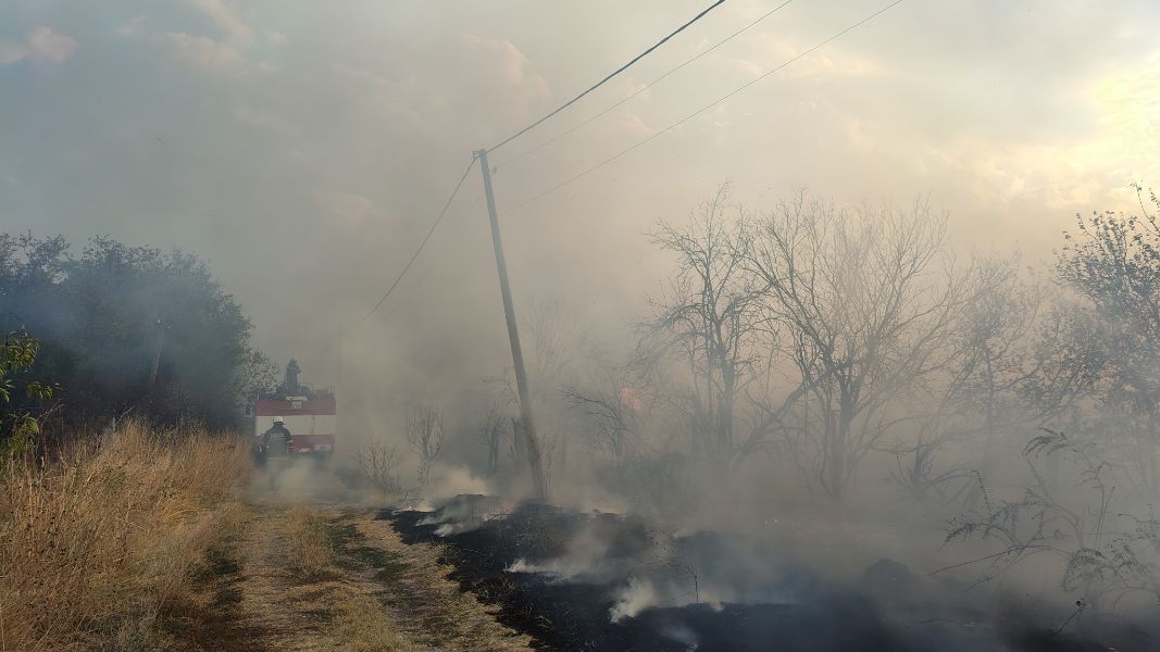 <p>Пожари пламнаха на няколко места в страната.</p>