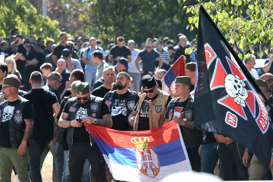 <p>Десетки хиляди, много от които граждани на босненската Република Сръбска, дойдоха днес в Белград на погребението на босненския сръбски генерал Ратко Младич, който почина в болницата на затвора в Хага на 27 август, докато излежаваше доживотна присъда за геноцид.</p>