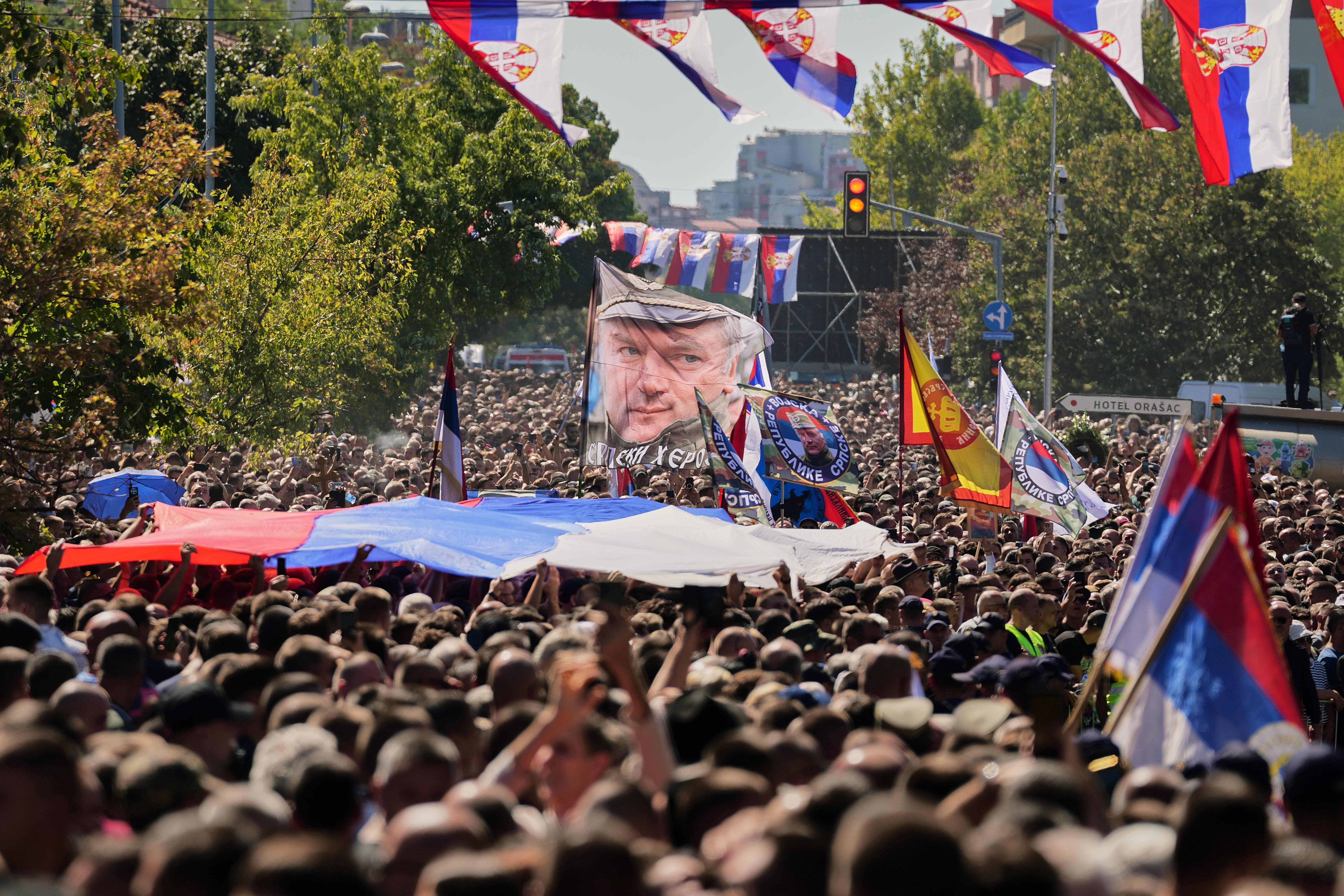 <p>Десетки хиляди, много от които граждани на босненската Република Сръбска, дойдоха днес в Белград на погребението на босненския сръбски генерал Ратко Младич, който почина в болницата на затвора в Хага на 27 август, докато излежаваше доживотна присъда за геноцид.</p>