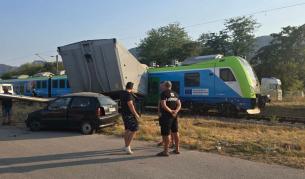 Влак удари тир на жп прелез преди Враца