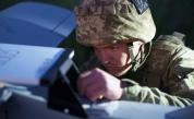 Военнослужещ от украинската бригада „К-2“ подготвя дрон със среден обсег за излитане, за да нанесе удар по руски позиции на фронтовата линия в Донецката област в Украйна на 22 юни 2026 г.