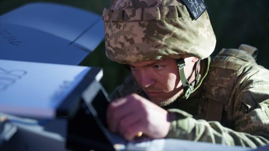Военнослужещ от украинската бригада „К-2“ подготвя дрон със среден обсег за излитане, за да нанесе удар по руски позиции на фронтовата линия в Донецката област в Украйна на 22 юни 2026 г.