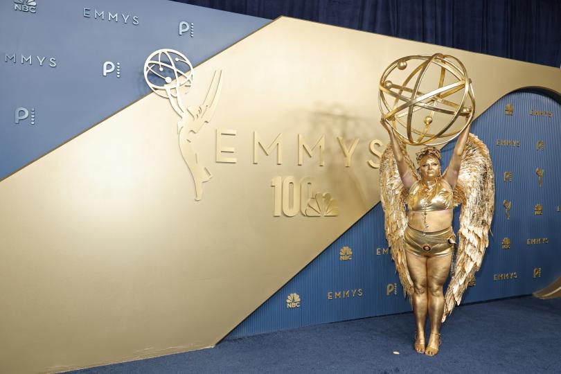 „Еми“ 2026: звездният блясък на червения килим - снимка 26