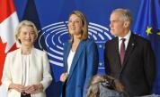 Председателят на Европейския парламент Роберта Мецола (в средата) и председателят на Европейската комисия Урсула фон дер Лайен (вляво) посрещат премиерът на Канада Марк Карни (вдясно) в сградата на Европейския парламент в Страсбург