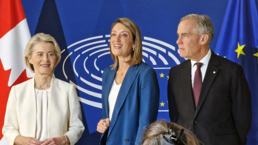 Председателят на Европейския парламент Роберта Мецола (в средата) и председателят на Европейската комисия Урсула фон дер Лайен (вляво) посрещат премиерът на Канада Марк Карни (вдясно) в сградата на Европейския парламент в Страсбург