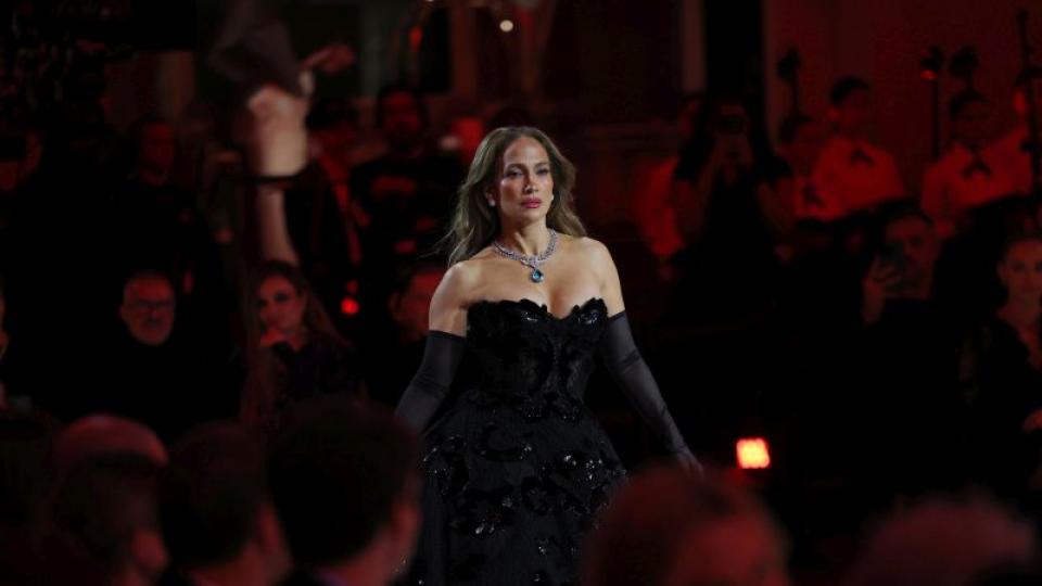 Дженифър Лопес открадна шоуто на Vogue World 2026 в Милано с впечатляваща визия