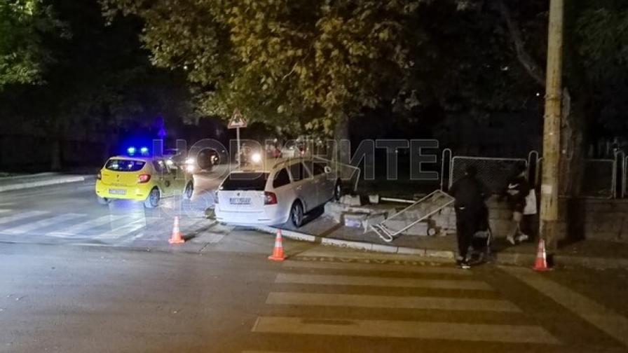 Кола се вряза в оградата на детска градина във Велико Търново