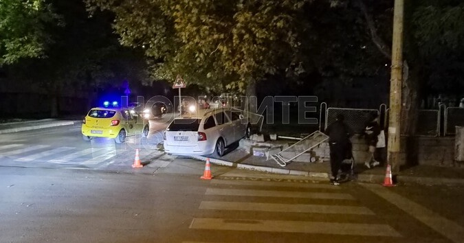 Кола се вряза в оградата на детска градина във Велико Търново