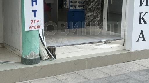 След гонка: Патрулка се заби в оптика в Бургас