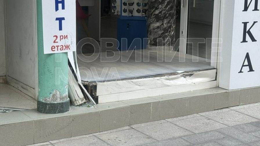 След гонка: Патрулка се заби в оптика в Бургас