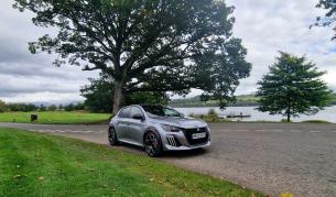 <p>Peugeot e-208 GTi: Хотхечът е жив! И е супер забавен</p>