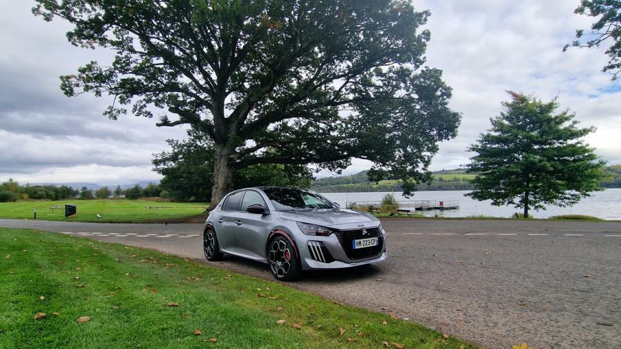 <p>Peugeot e-208 GTi: Хотхечът е жив! И е супер забавен</p>