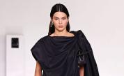 Кендъл Дженър закри шоуто на Bottega Veneta, Джейкъб Елорди я подкрепи от първия ред