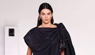 Кендъл Дженър закри шоуто на Bottega Veneta, Джейкъб Елорди я подкрепи от първия ред