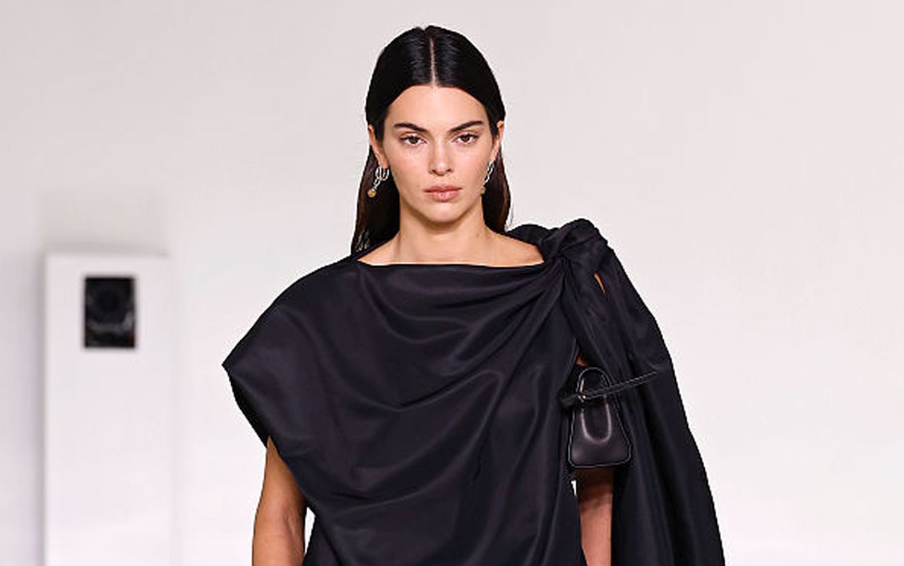 Кендъл Дженър закри шоуто на Bottega Veneta, Джейкъб Елорди я подкрепи от първия ред