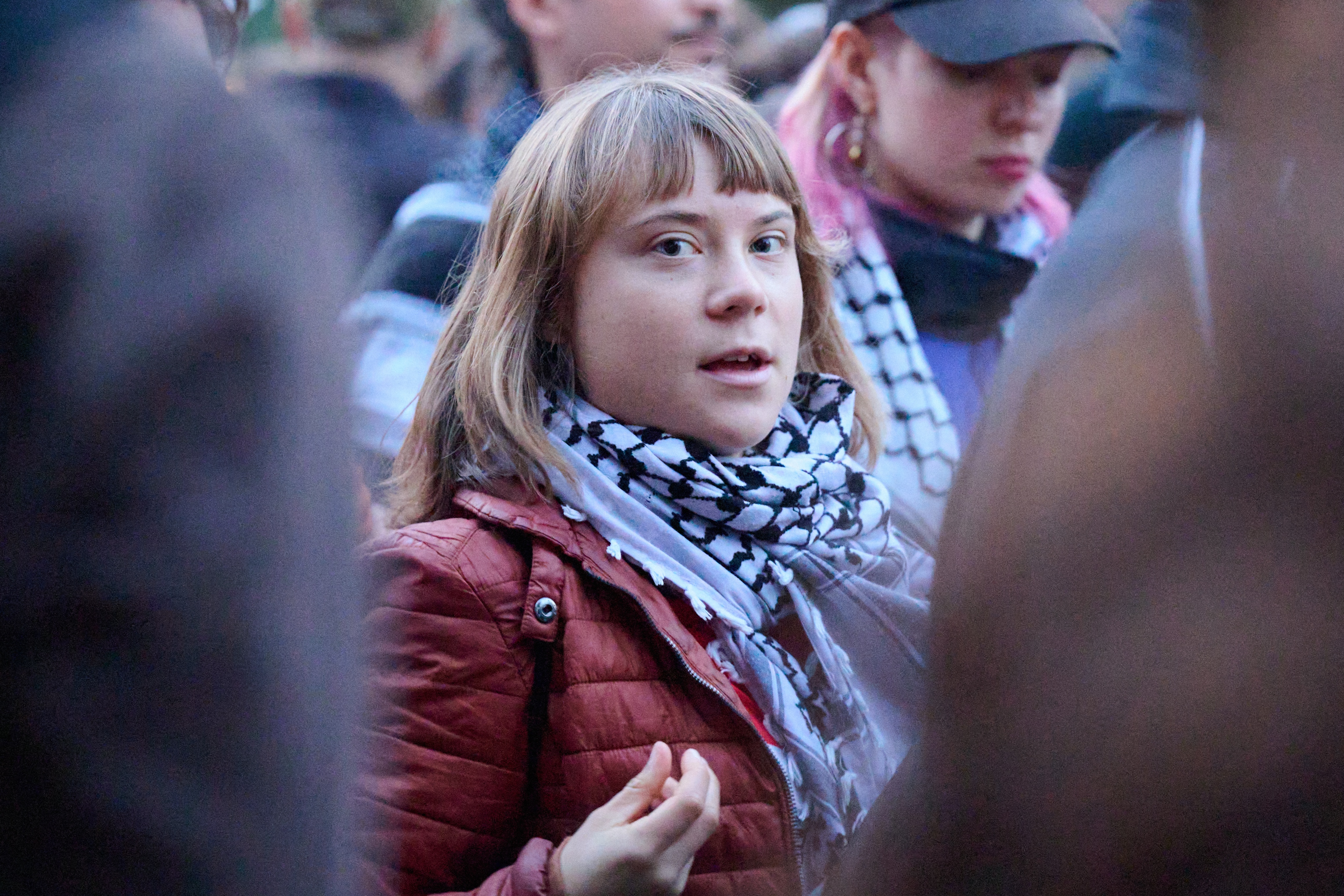 „Не ви ли е срам!“: Пропалестински протест и контрапротест се сблъскаха в Берлин